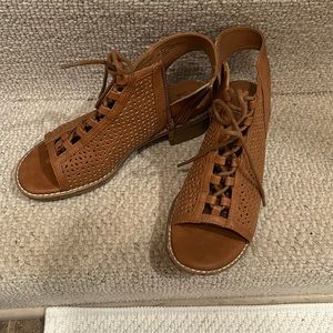 Barely worn eyelet casual peep toe shoe